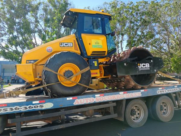 Prefeito Antônio Reis entrega veículos e equipamentos para reforçar serviços públicos em Floriano(Imagem:FlorianoNews)