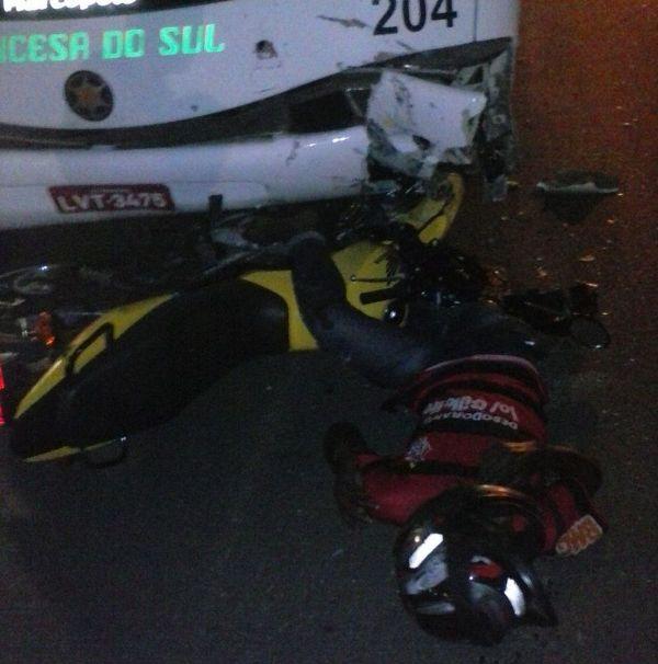 Acidente entre &ocirc;nibus e moto deixa dois feridos na BR-343 em Floriano (Imagem:Reprodu&ccedil;&atilde;o/WhatsApp)