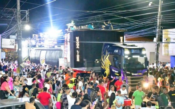 Arrastão com Rubinho reúne milhares de foliões na primeira noite do Carnaval 2023.(Imagem:Secom)