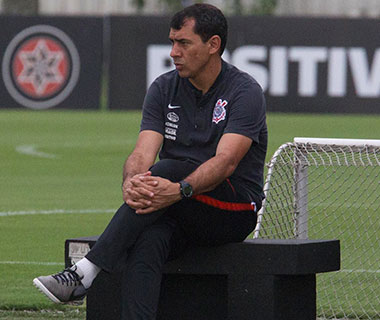 Carille espera Corinthians e dá prioridade em retorno ao Brasil