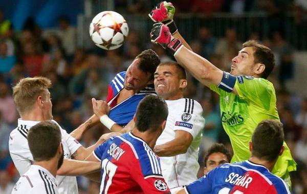 Casillas em a&ccedil;&atilde;o: goleiro foi vaiado e aplaudido por uma torcida dividida.(Imagem:Reuters)