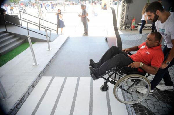 Especialistas em recursos humanos dizem que muitas empresas contratam pessoas com defici&ecirc;ncia apenas para cumprir a Lei de Cotas.(Imagem:T&acirc;nia R&ecirc;go/Ag&ecirc;ncia Brasil)