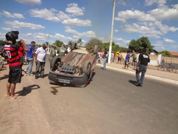 Ve&iacute;culo capota na Avenida Dirceu Arcoverde.(Imagem:FlorianoNews)