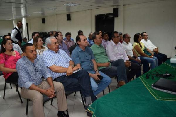 Gilberto J&uacute;nior realiza reuni&atilde;o de emerg&ecirc;ncia com secret&aacute;rios e vereadores.(Imagem:Waldemir Miranda)
