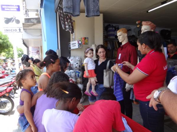 Consumidores florianenses lotam lojas para compras de última hora