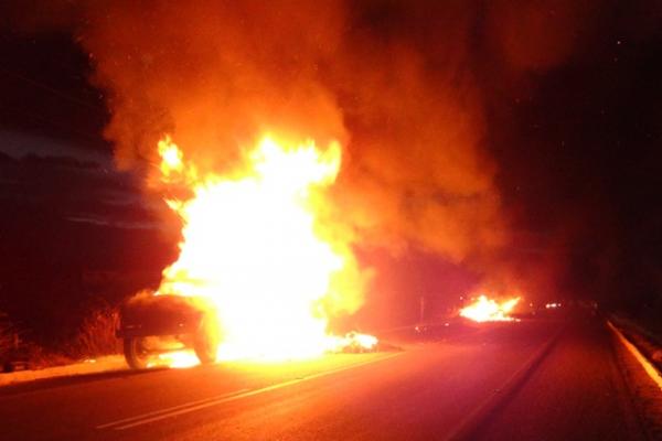 Homem morre carbonizado dentro do carro ap&oacute;s colidir em caminh&atilde;o.(Imagem:Portal Grande Picos)