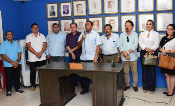 Prefeito assina ordem de serviço para construção de novo cemitério em Floriano