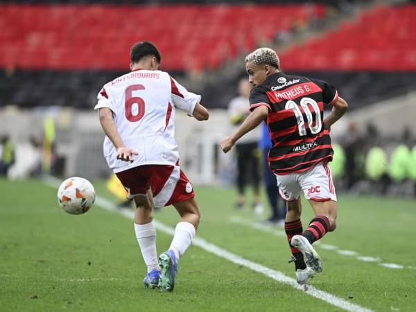 Matheus Gon&ccedil;alves em Flamengo x Olympiacos.(Imagem: Andr&eacute; Dur&atilde;o / ge)