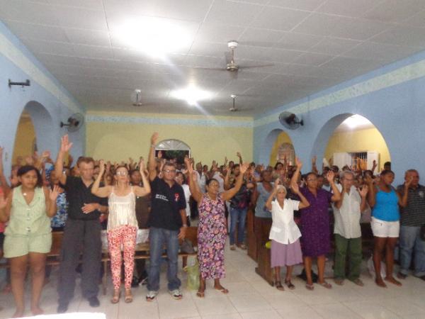 Fiéis lotam capela na segunda noite dos festejos de Nossa Senhora da Guia