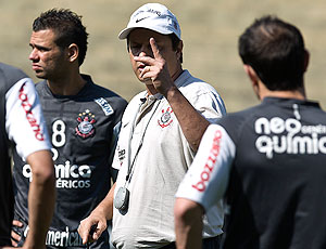 Adilson faz 'quebra-cabeça' e não confirma Ronaldo e Roberto Carlos