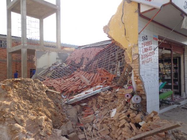 Telhado de loja desaba e funcion&aacute;ria gr&aacute;vida fica ferida em Floriano.(Imagem:FlorianoNews)