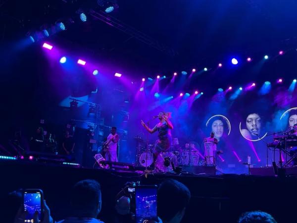 Liniker foi a primeira atra&ccedil;&atilde;o nacional a subir no palco GiraSol(Imagem: g1)