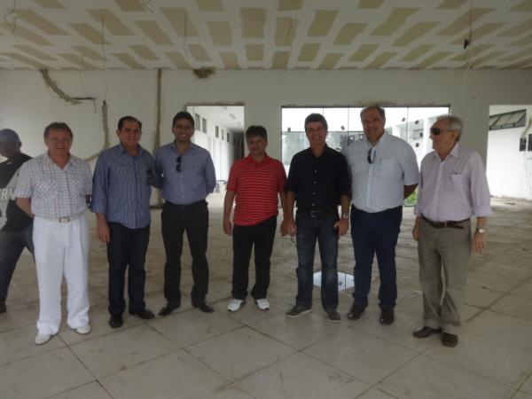 Secret&aacute;rio Estadual de Sa&uacute;de realizou inspe&ccedil;&atilde;o em obras do setor de sa&uacute;de de Floriano.(Imagem:FlorianoNews)
