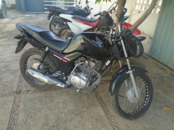 Moto tomada de assalto no bairro Campo Velho &eacute; recuperada pela PM de Floriano.(Imagem:FlorianoNews)