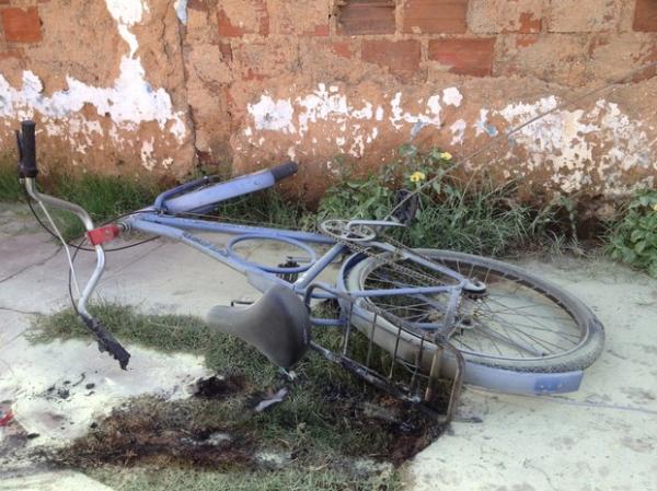 Bicicleta usada pela crian&ccedil;a ficou queimada ap&oacute;s a descarga el&eacute;trica.(Imagem: Gil Oliveira/ G1 Piau&iacute;)