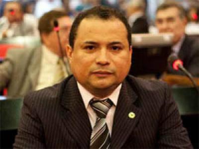 Dupla armada invade casa de deputado estadual em Teresina