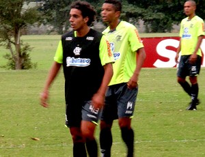 Luxa se irrita com Diogo em coletivo: 'Atacante tem que gostar de gol, p...'