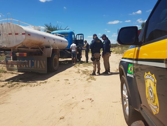Operação Água Limpa apreende 4 mil litros de querosene de avião em carro-pipa