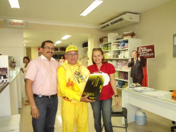 Rep&oacute;rter Amarelinho &eacute; presenteado com t&ecirc;nis amarelo.(Imagem:FlorianoNews)