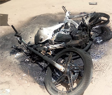 Jovem leva cinco tiros em bar e suspeito tem a moto queimada