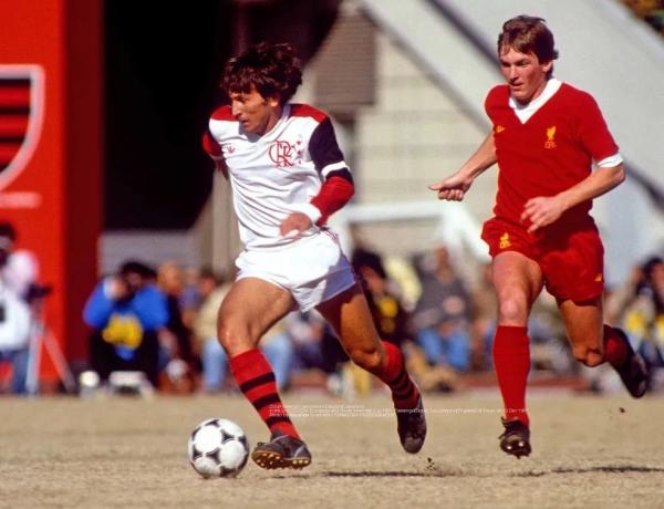 Zico em a&ccedil;&atilde;o contra o Liverpool em dezembro de 81.(Imagem:Masahide Tomikoshi/TOMIKOSHI PHOTOGRAPHY)