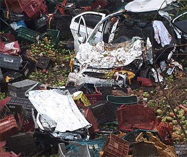 Carga de fruta cai sobre veículo e mata passageiros na BR-316