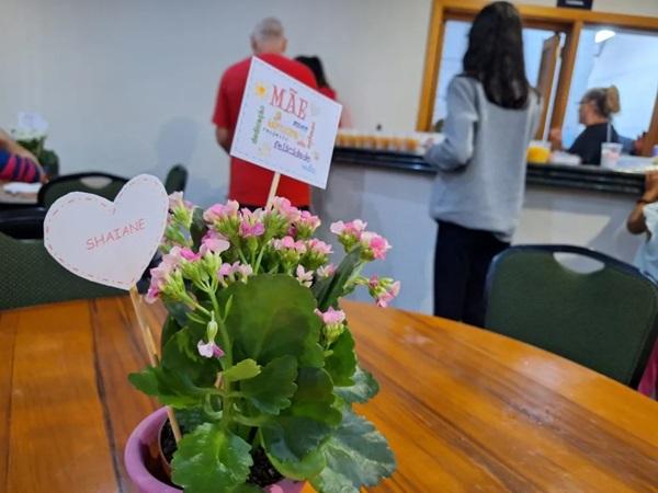 Almo&ccedil;o solid&aacute;rio em homenagem &agrave;s m&atilde;es &eacute; servido em abrigo na capital ga&uacute;cha (Imagem: Arquivo Pessoal)