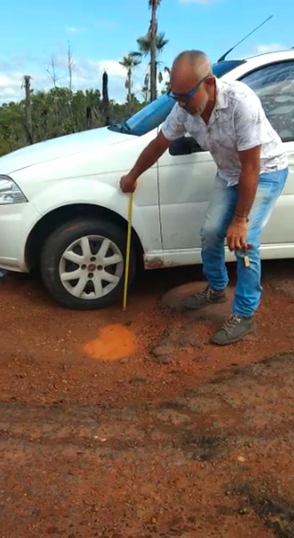 Morador mostra buraco de 30 cent&iacute;metros de altura na PI-113(Imagem:Reprodu&ccedil;&atilde;o )
