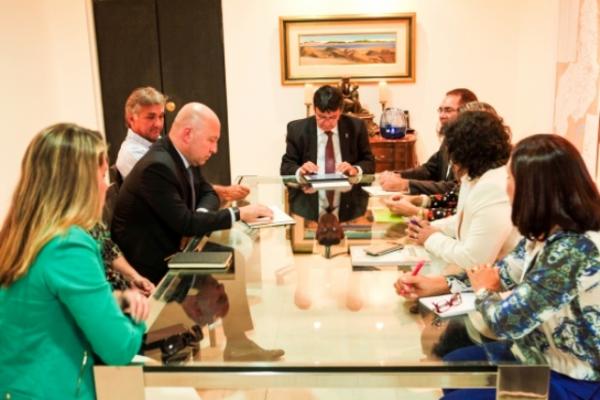 Wellington se re&uacute;ne com representantes do Incra, Iphan e Terracal para discutir sobre a comunidade Artur Passos. (Imagem:Jorge Henrique Bastos)