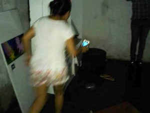 Irmãs deixadas sozinhas em casa que pegou fogo são entregues ao pai