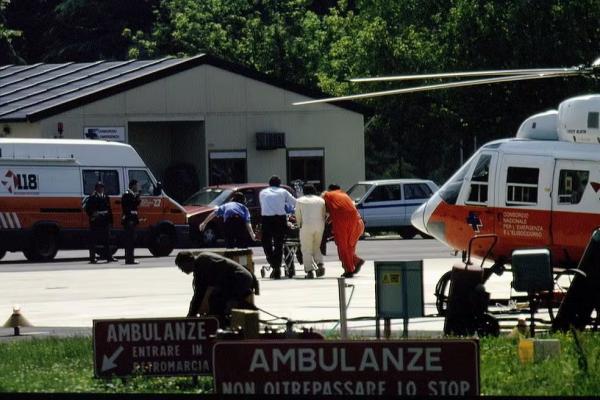 Ayrton Senna chega ao hospital ap&oacute;s o acidente no GP de San Marino 1994.(Imagem:Alberto Pizzoli/Sygma/Sygma via Getty Images))