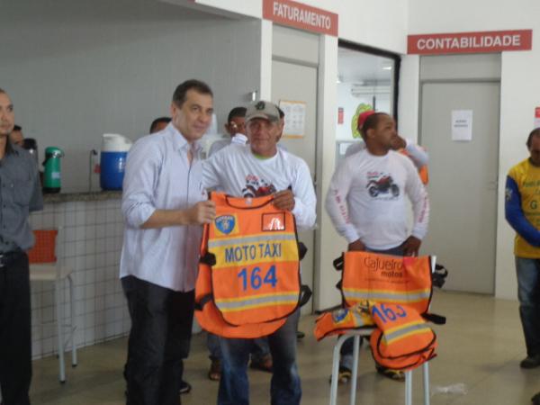 Mototaxistas florianenses recebem coletes de seguran&ccedil;a.(Imagem:FlorianoNews)