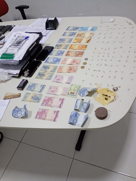 Polícia Militar apreende drogas, dinheiro e celulares durante abordagem na madrugada em Floriano
