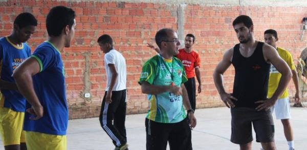 Giuliano Ramos durante treino: quadra onde time treina foi constru&iacute;da por ele.(Imagem: Josiel Martins)