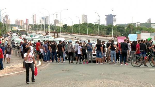 Artistas protestam contra restri&ccedil;&otilde;es no PI e fecham cruzamentos na Av. Frei Serafim.(Imagem:Reprodu&ccedil;&atilde;o/TV Clube)