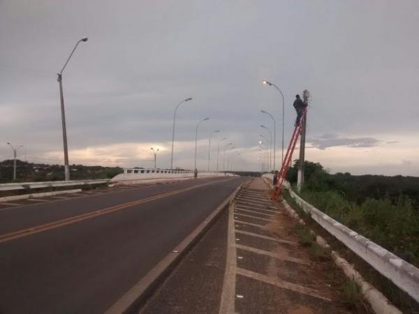 Ponte que liga Floriano a Barão de Grajaú recebe nova iluminação