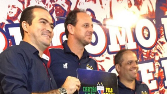 Rogério Ceni é apresentado nos braços do povo em Fortaleza e alfineta São Paulo