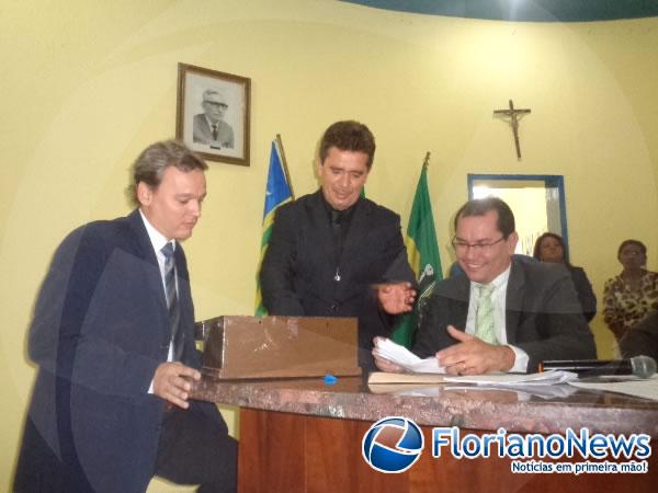 Vereador Carlos Ant&ocirc;nio &eacute; eleito novo presidente. da C&acirc;mara de Floriano.(Imagem:FlorianoNews)