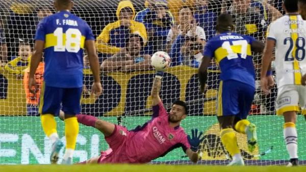 Rossi defende p&ecirc;nalti contra o Ros&aacute;rio Central, o &uacute;ltimo que pegou pelo Boca. (Imagem: Boca Jrs)