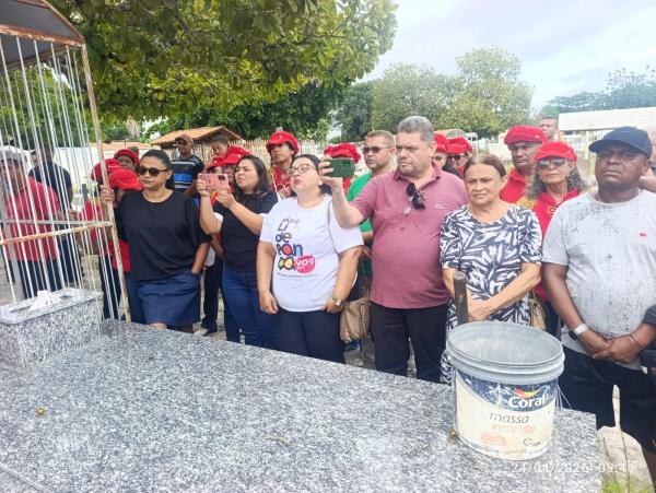 Corpo do repórter Joilson Leandro é sepultado em Floriano sob homenagens de familiares, amigos e colegas(Imagem:FlorianoNews)