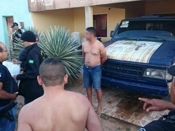 Cinco são presos por suspeita de porte de arma e tráfico de drogas