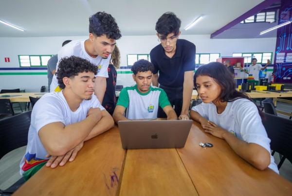 De acordo com o Censo Escolar 2025, 100% das escolas estaduais em áreas urbanas no Piauí possuem internet para atividades de ensino.(Imagem:Letícia Santos)