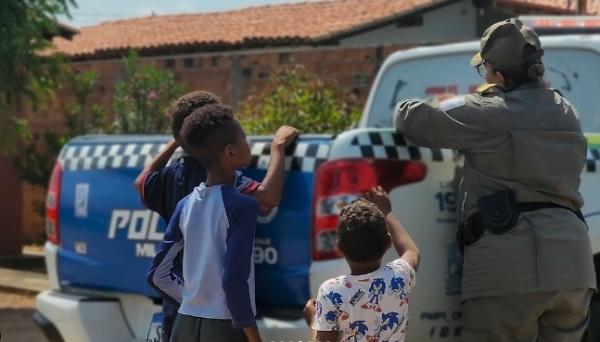 3º BPM de Floriano realiza ação solidária com entrega de presentes para crianças.(Imagem:Reprodução/Instagram)