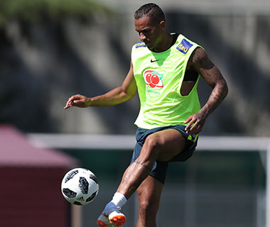 Fora do jogo, Danilo passa mal após vitória do Brasil contra a Costa Rica