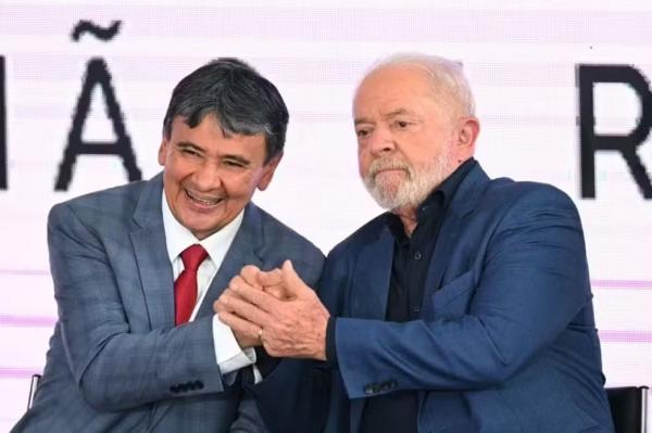 Ministro do Desenvolvimento Social Wellington Dias ao lado do presidente Lula.(Imagem:Evaristo S&aacute;/AFP)