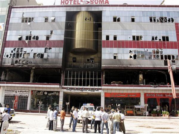 Testemunhas dizem que h&oacute;spedes pularam das janelas do hotel em chamas  (Imagem:AFP)