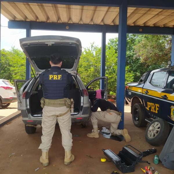  A droga estava sendo transportada em compartimento oculto do ve&iacute;culo pr&oacute;ximo ao pneu.(Imagem:Divulga&ccedil;&atilde;o/PRF)