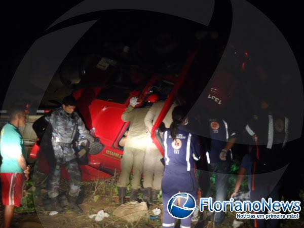 Mulher e crian&ccedil;a ficam presas nas ferragens ap&oacute;s carreta tombar em Floriano.(Imagem:FlorianoNews)