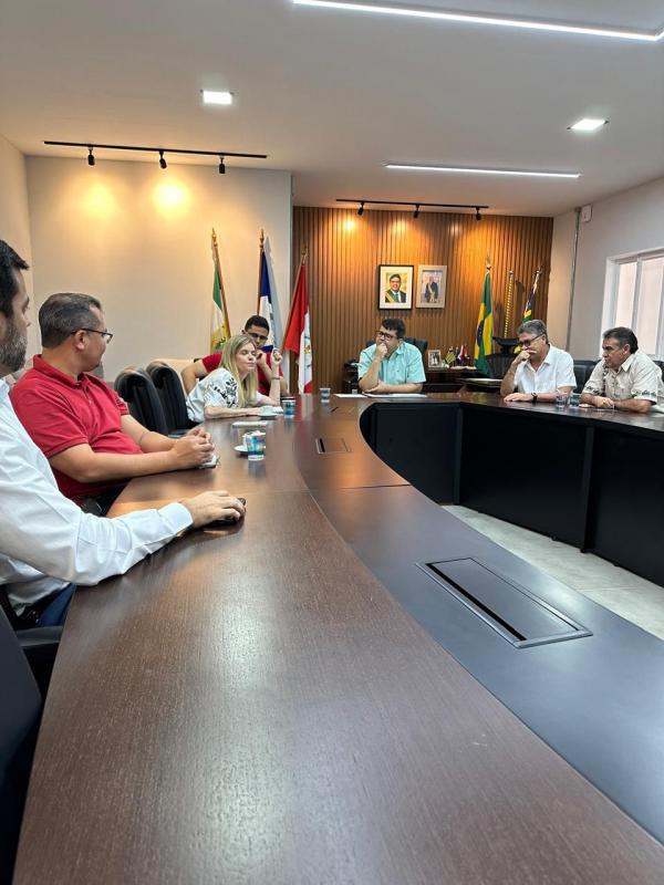 Deputada Gracinha, representando o prefeito M&atilde;o Santa, firma acordo para implanta&ccedil;&atilde;o de sistema de videomonitoramento em Parna&iacute;ba (Imagem:Divulga&ccedil;&atilde;o )