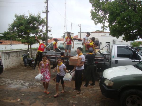 Levando as cestas para o dep&oacute;sito no Quartel(Imagem:reda&ccedil;&atilde;o)